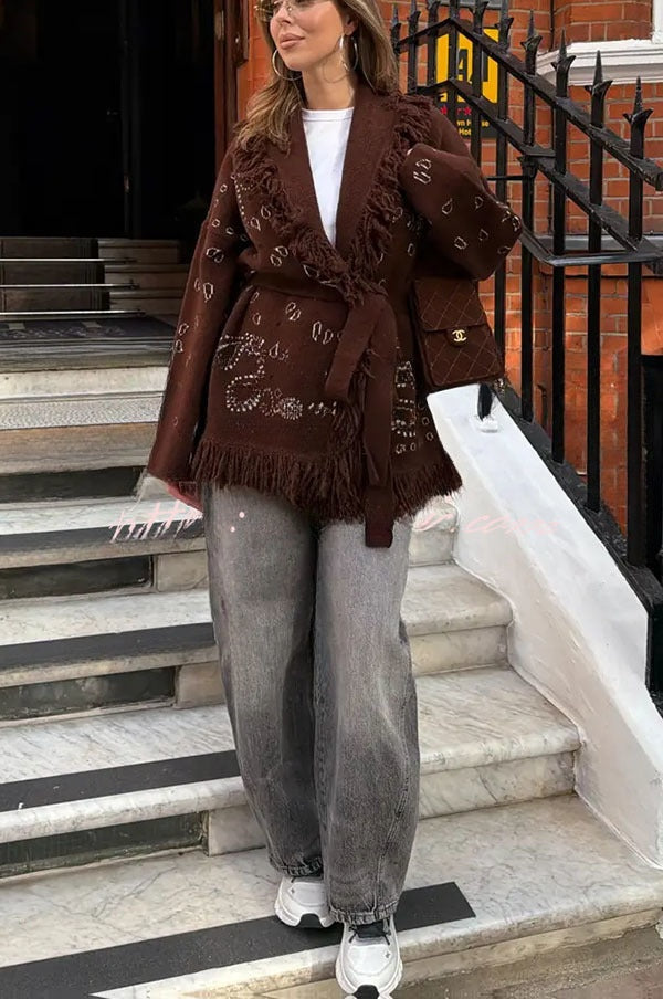 Eugénie | Long gilet ceinturé en maille à imprimé bandana et col châle à franges