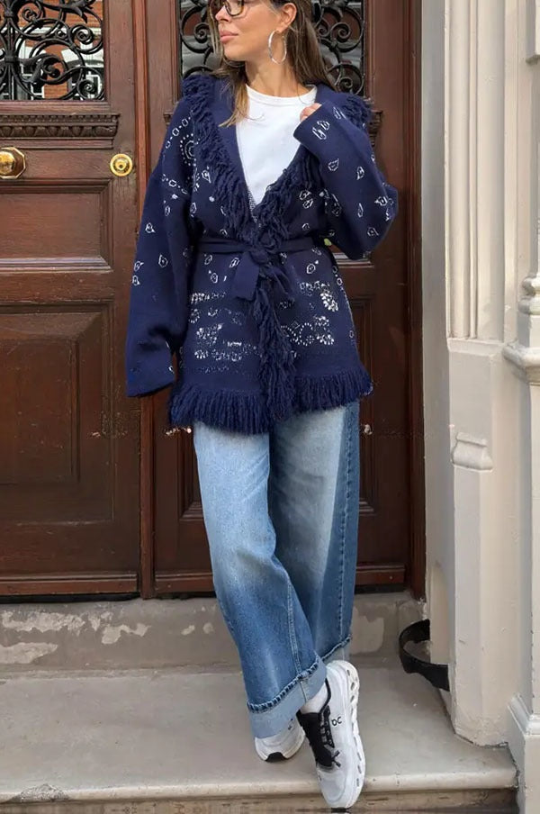 Eugénie | Long gilet ceinturé en maille à imprimé bandana et col châle à franges