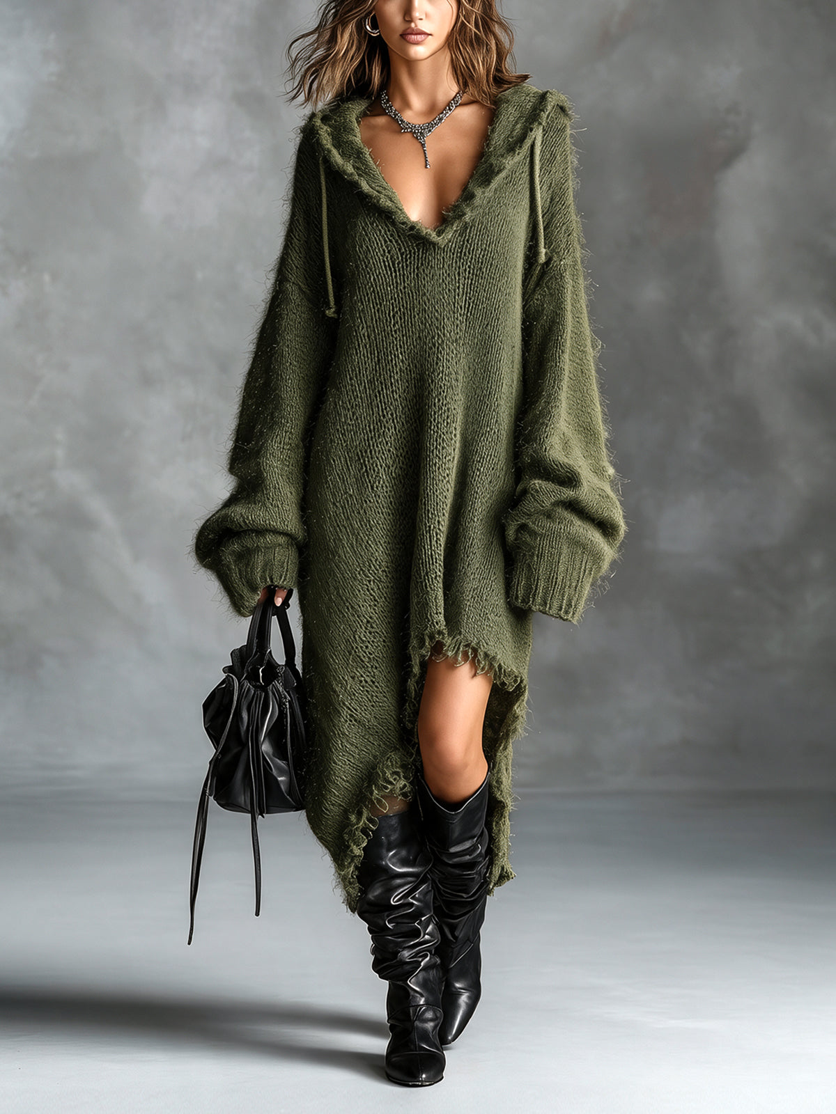 Ludivine | Robe oversize à capuche en maille duveteuse.