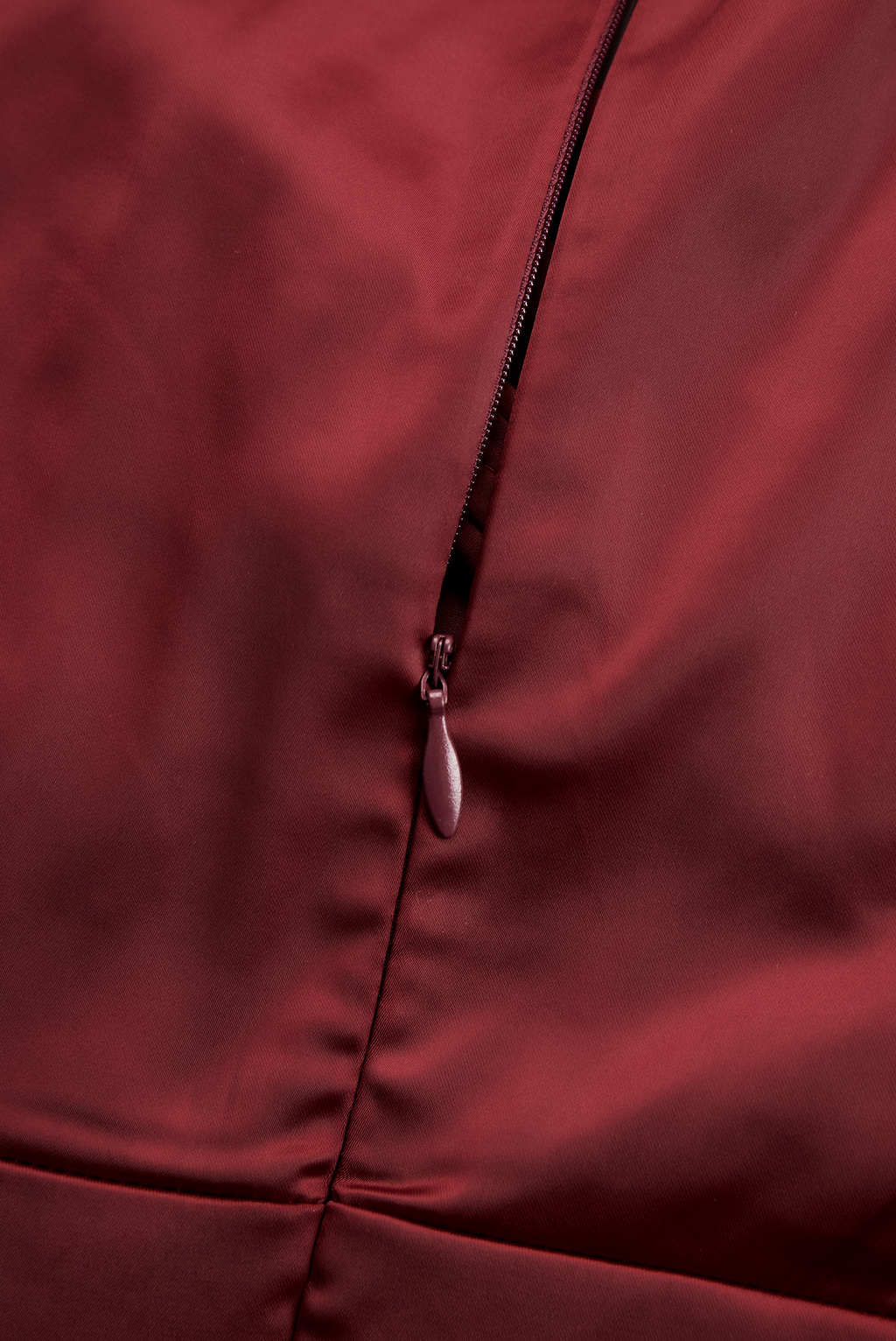 Adèle | Robe mi-longue en satin d'inspiration vintage à col drapé