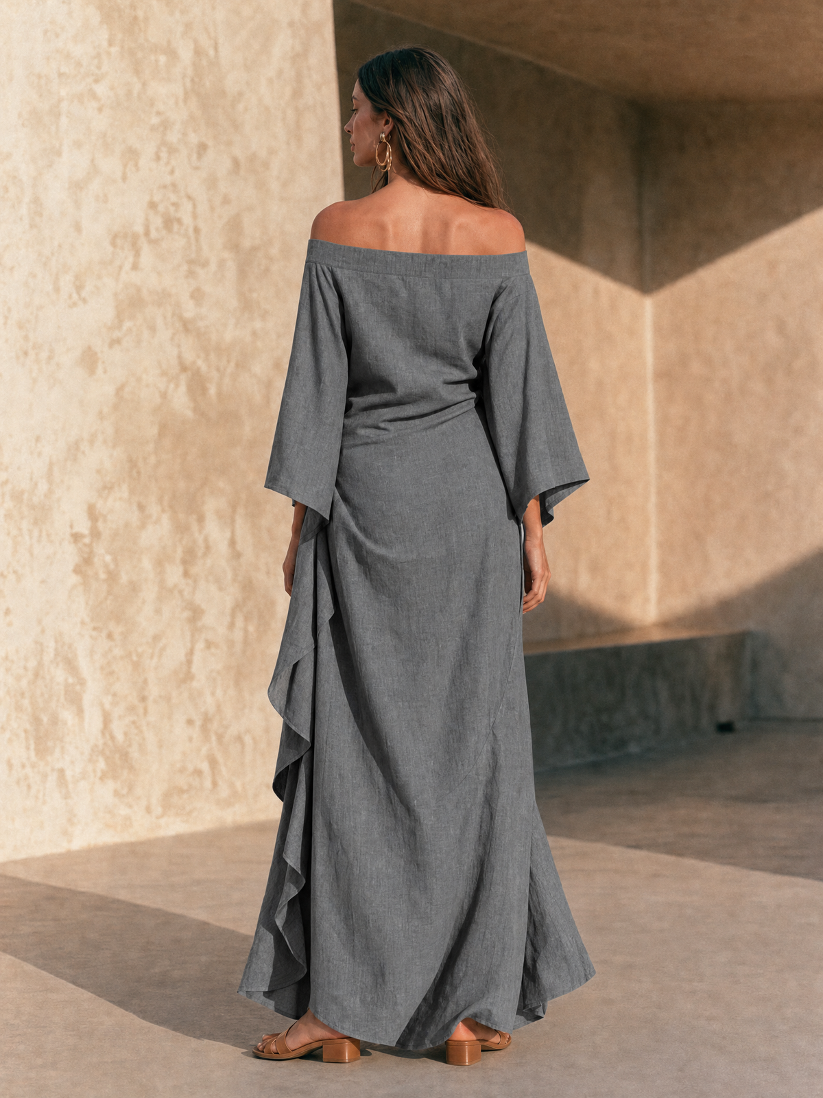 Aure | Robe longue minimaliste épaules dénudées avec bord à volants et manches évasées