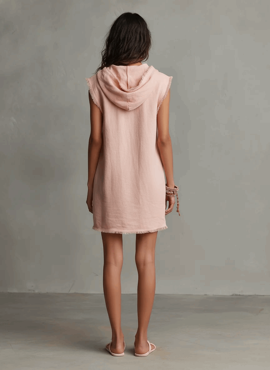 Coral | Vestido con capucha y bajo desflecado