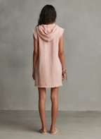 Coral | Vestido con capucha y bajo desflecado