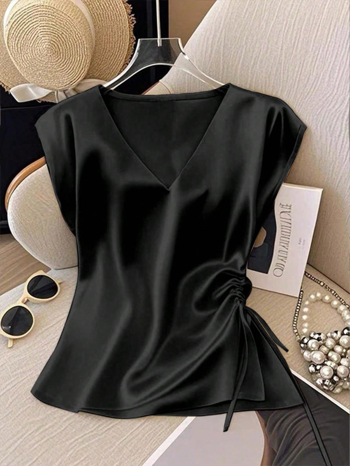 Nia | Camiseta sin mangas de seda con cuello en V.