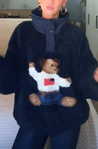 Ambre | Pull polaire rétro américain à col montant boutonné et motif ours