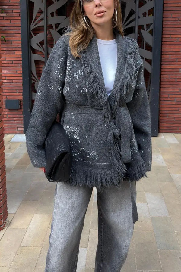 Eugénie | Long gilet ceinturé en maille à imprimé bandana et col châle à franges