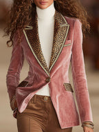 Mélusine | Blazer rose en velours à imprimé léopard et un bouton