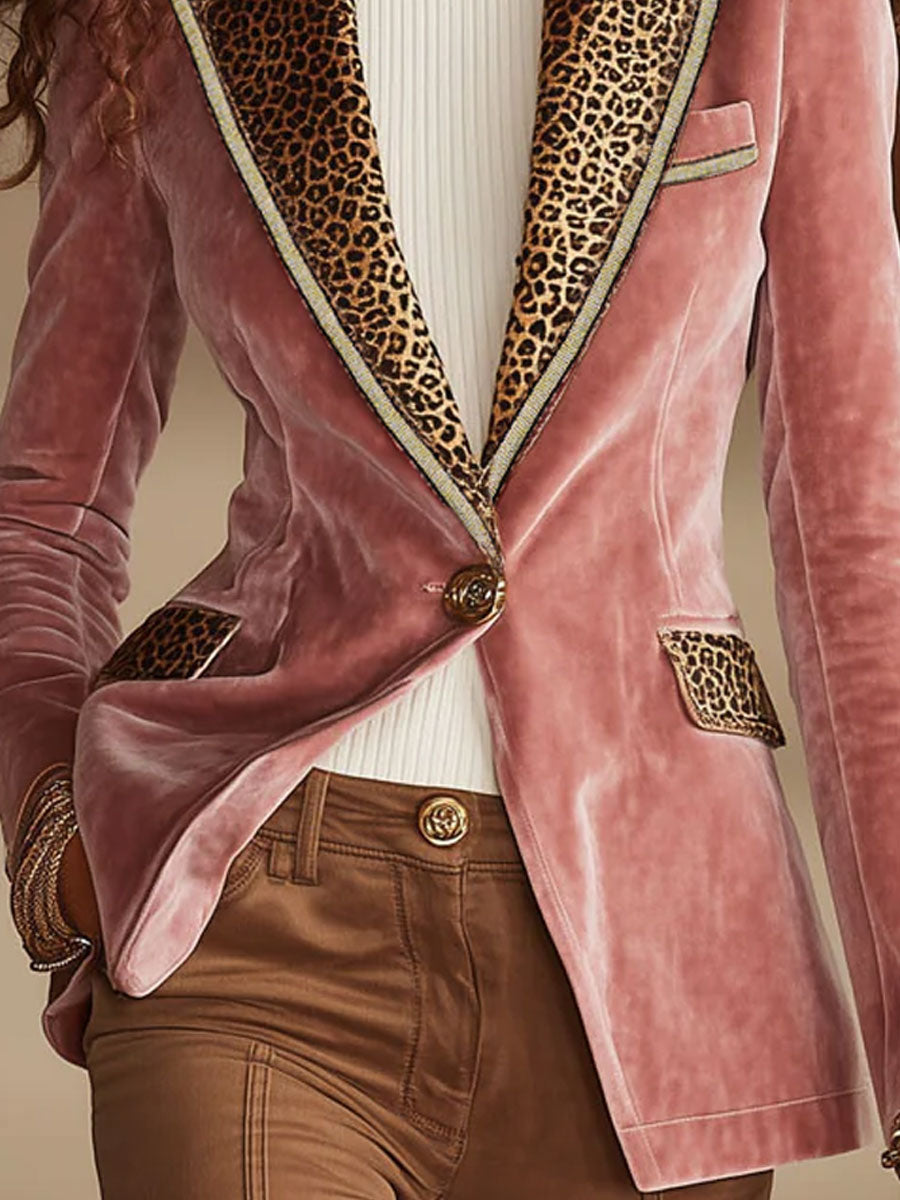 Mélusine | Blazer rose en velours à imprimé léopard et un bouton
