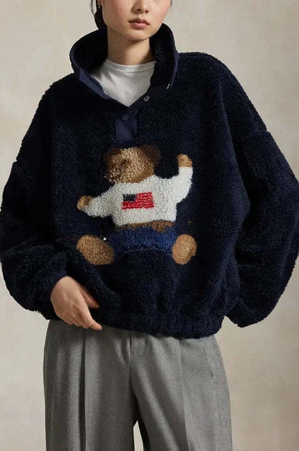 Ambre | Pull polaire rétro américain à col montant boutonné et motif ours