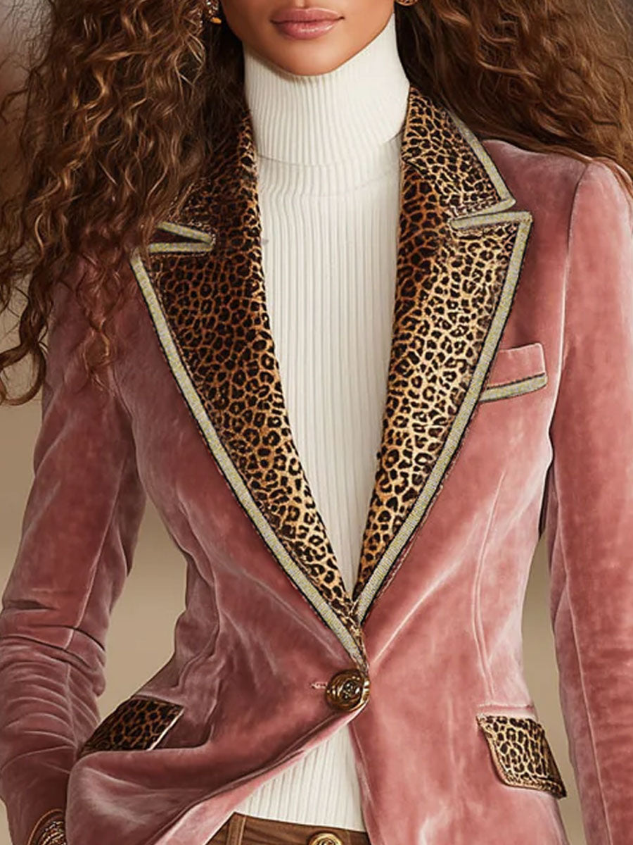 Mélusine | Blazer rose en velours à imprimé léopard et un bouton