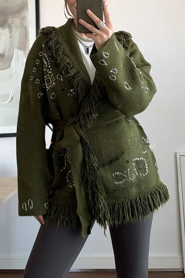 Eugénie | Long gilet ceinturé en maille à imprimé bandana et col châle à franges
