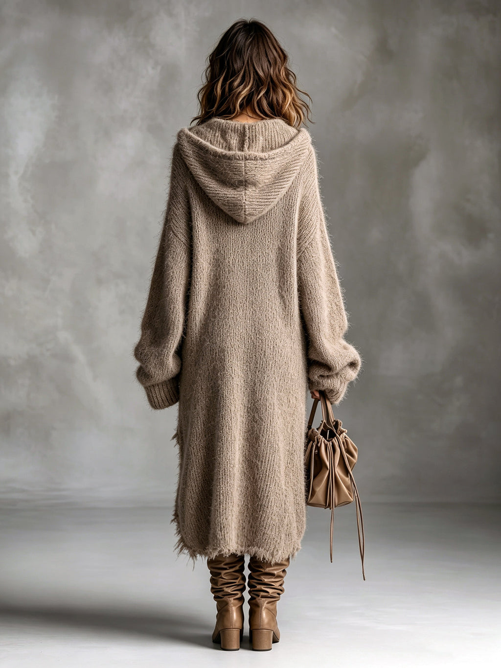 Ludivine | Robe oversize à capuche en maille duveteuse.