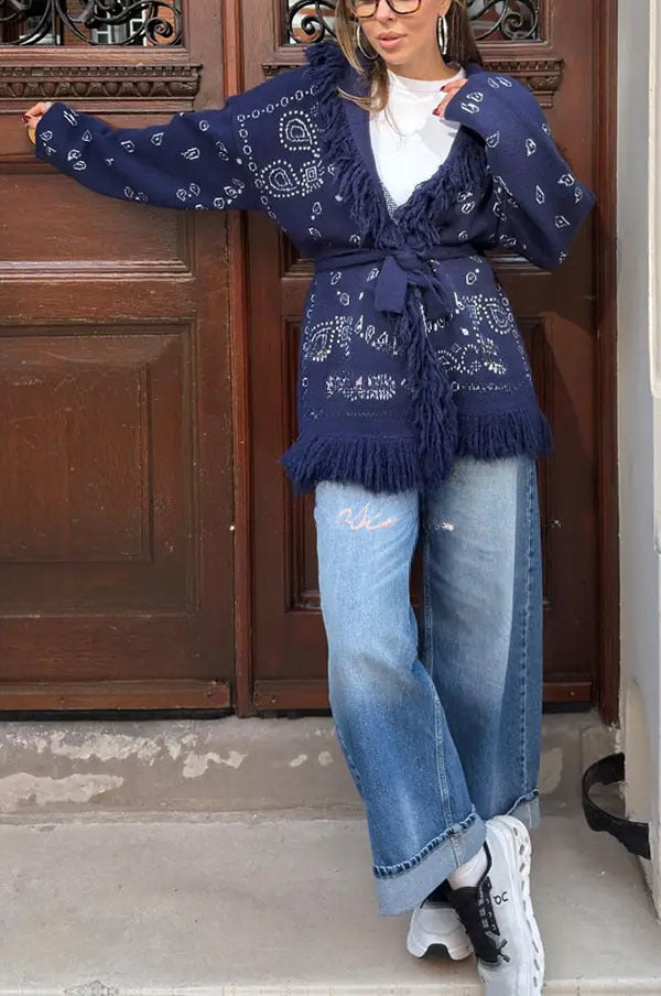 Eugénie | Long gilet ceinturé en maille à imprimé bandana et col châle à franges