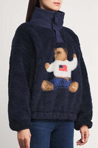Ambre | Pull polaire rétro américain à col montant boutonné et motif ours