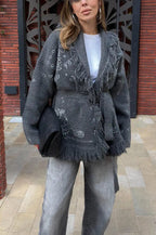 Eugénie | Long gilet ceinturé en maille à imprimé bandana et col châle à franges