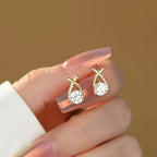 Amandine - Boucles d'oreilles croix dorée et zircon