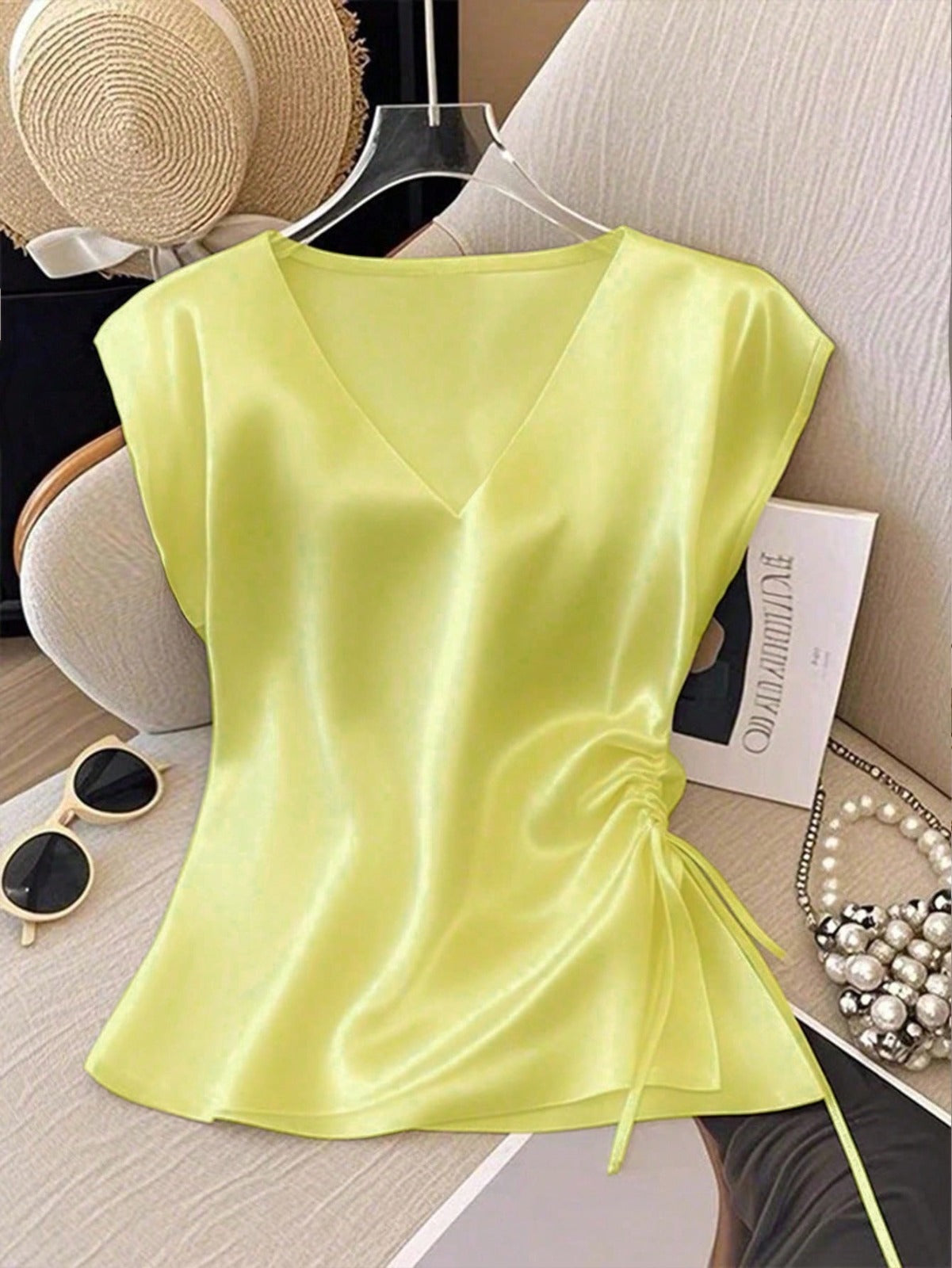 Nia | Camiseta sin mangas de seda con cuello en V.