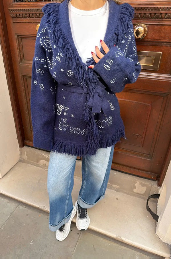 Eugénie | Long gilet ceinturé en maille à imprimé bandana et col châle à franges