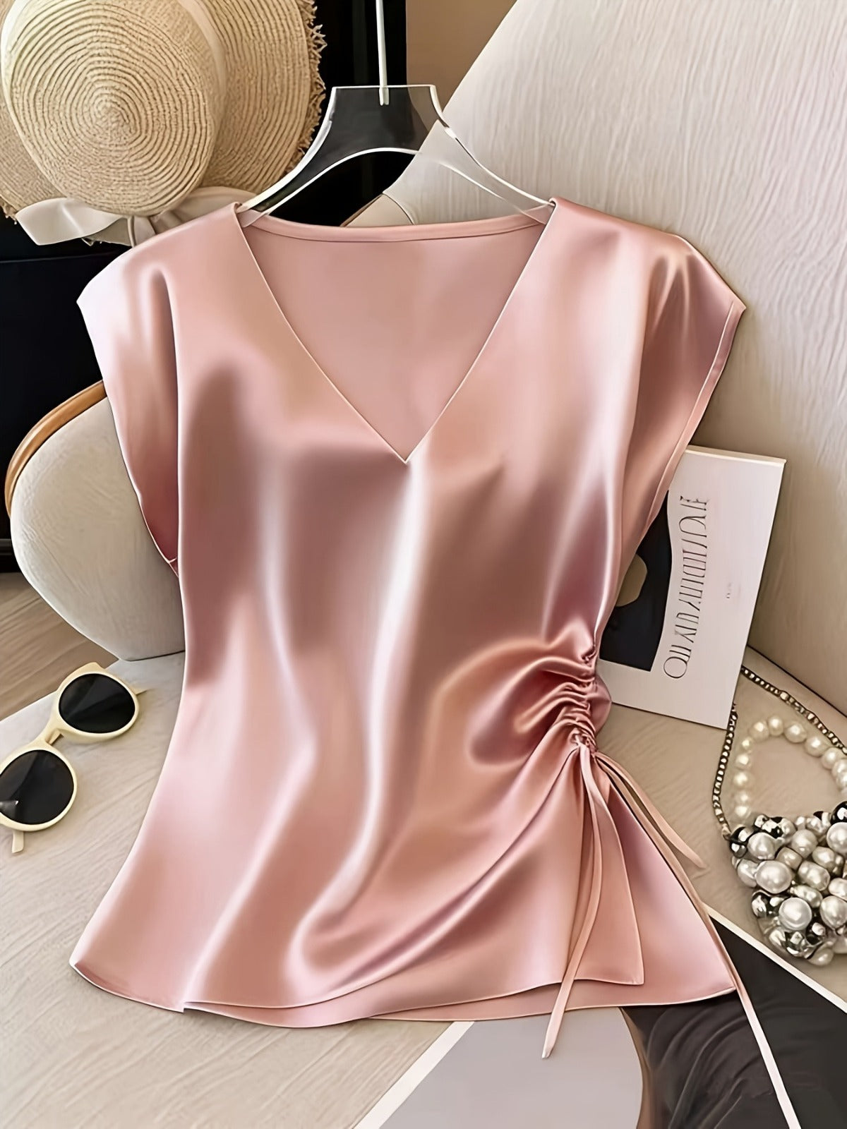 Nia | Camiseta sin mangas de seda con cuello en V.
