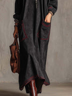 Marielle | Robe longue noire en faux daim avec surpiqûres rouges contrastées et poches plaquées