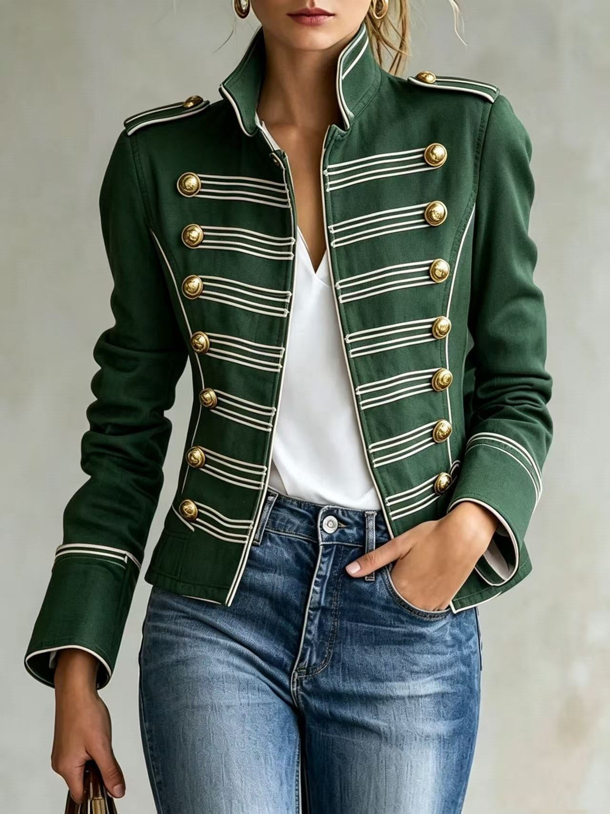 Marion | Veste en jean militaire à boutons dorés.