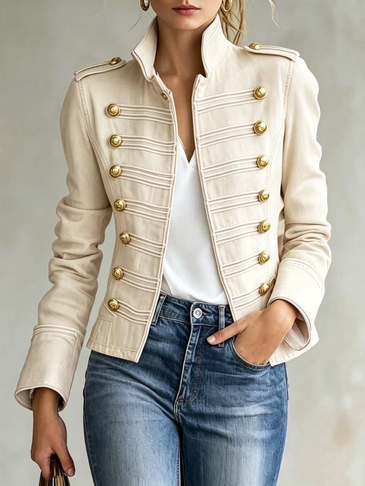 Marion | Veste en jean militaire à boutons dorés.
