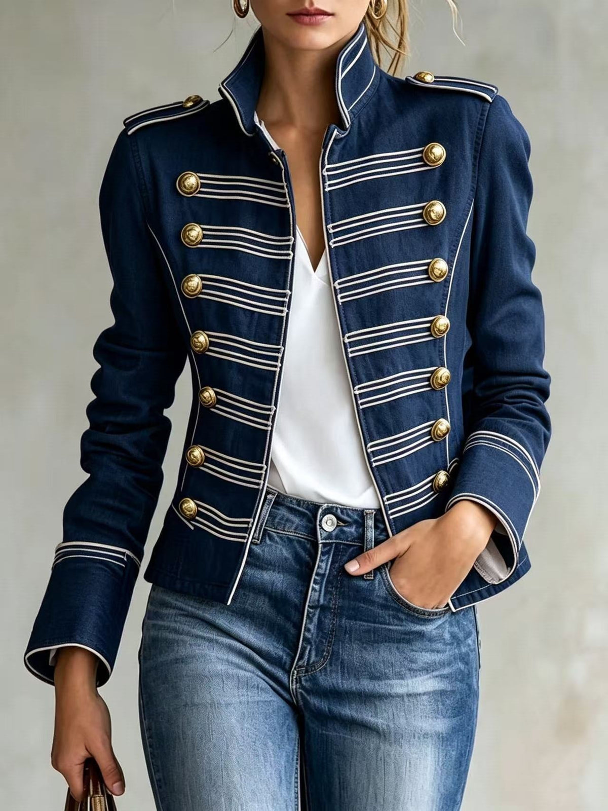 Marion | Veste en jean militaire à boutons dorés.