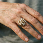 Anillo con incrustaciones de perlas