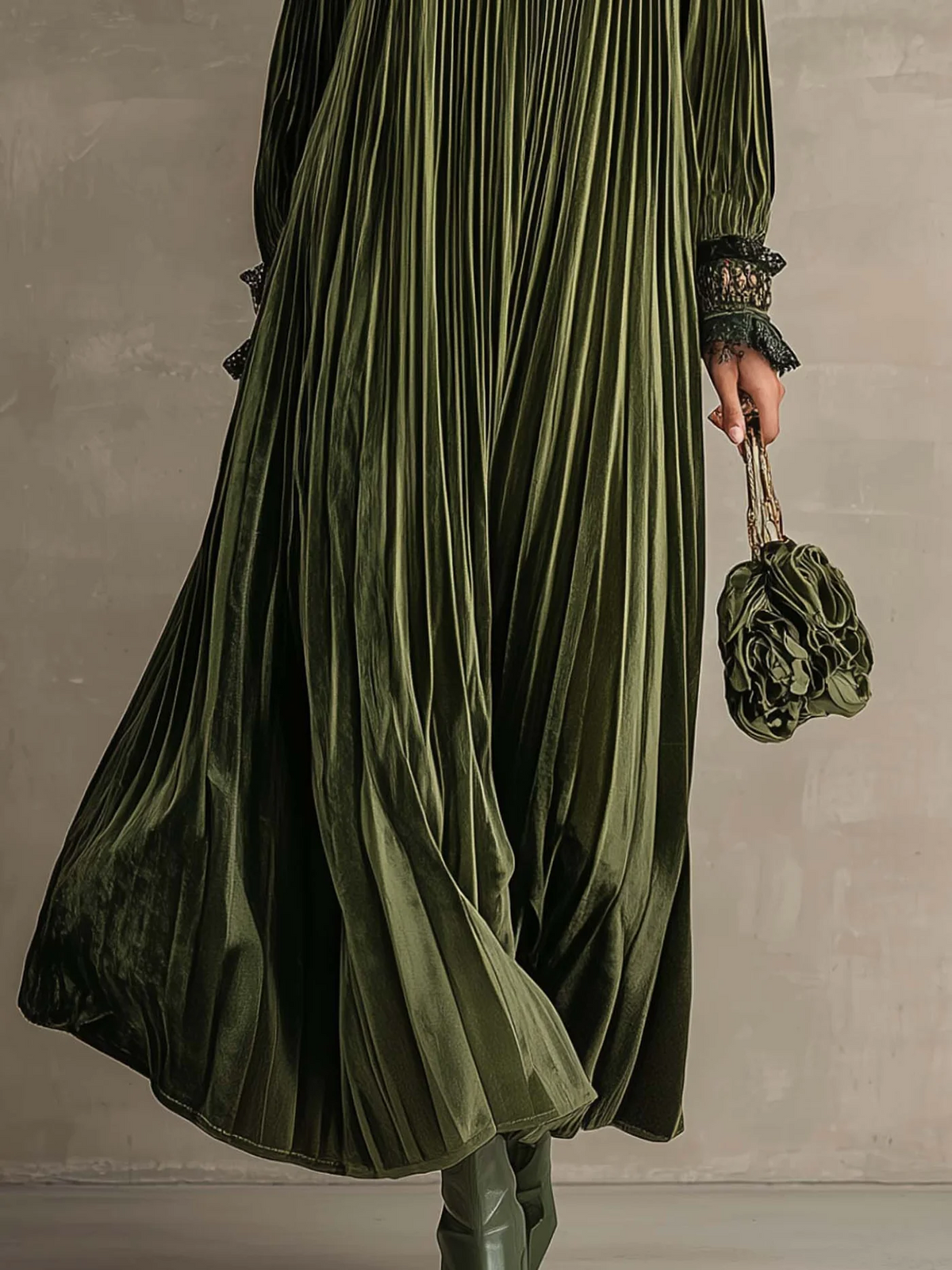 Rosalie | Robe longue plissée à détail floral sur l’épaule