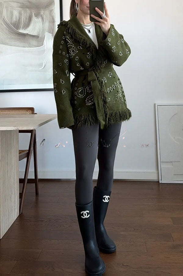Eugénie | Long gilet ceinturé en maille à imprimé bandana et col châle à franges