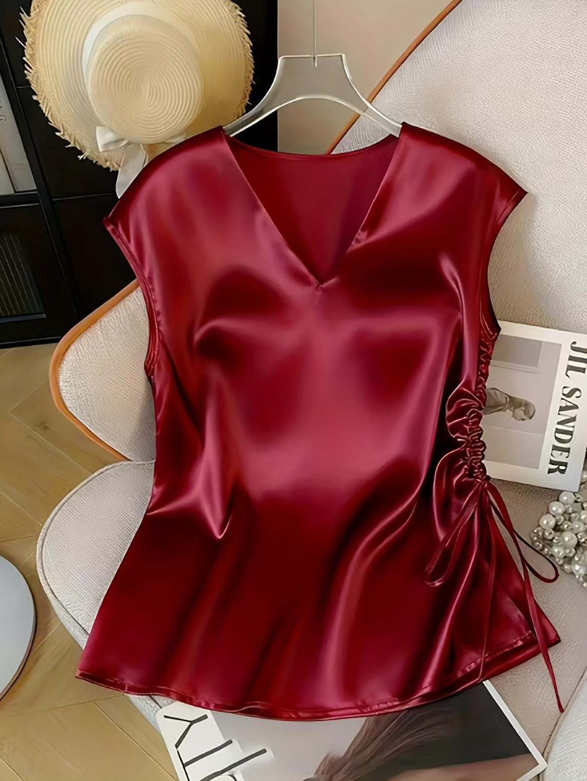 Nia | Camiseta sin mangas de seda con cuello en V.