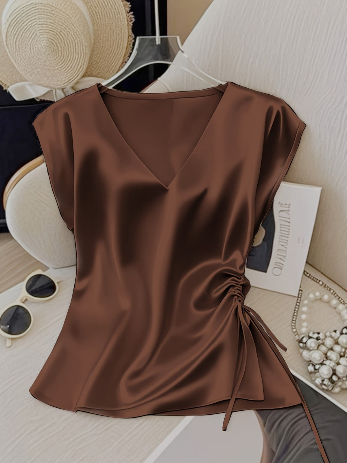 Nia | Camiseta sin mangas de seda con cuello en V.