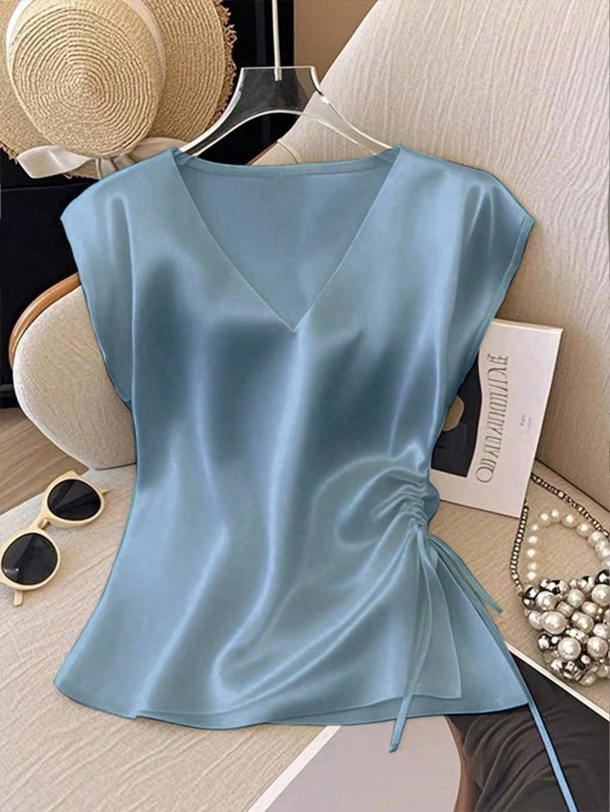 Nia | Camiseta sin mangas de seda con cuello en V.