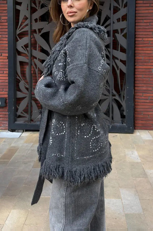 Eugénie | Long gilet ceinturé en maille à imprimé bandana et col châle à franges