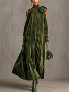 Rosalie | Robe longue plissée à détail floral sur l’épaule