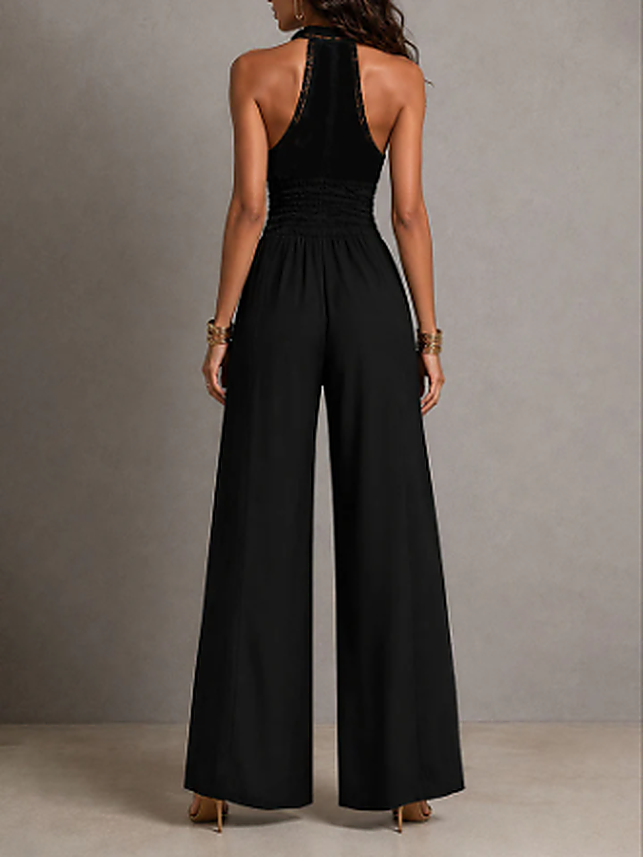 Minerva | Mono de una pieza estilo bohemio elegante con paneles de encaje negro, cintura fruncida y pernera ancha.