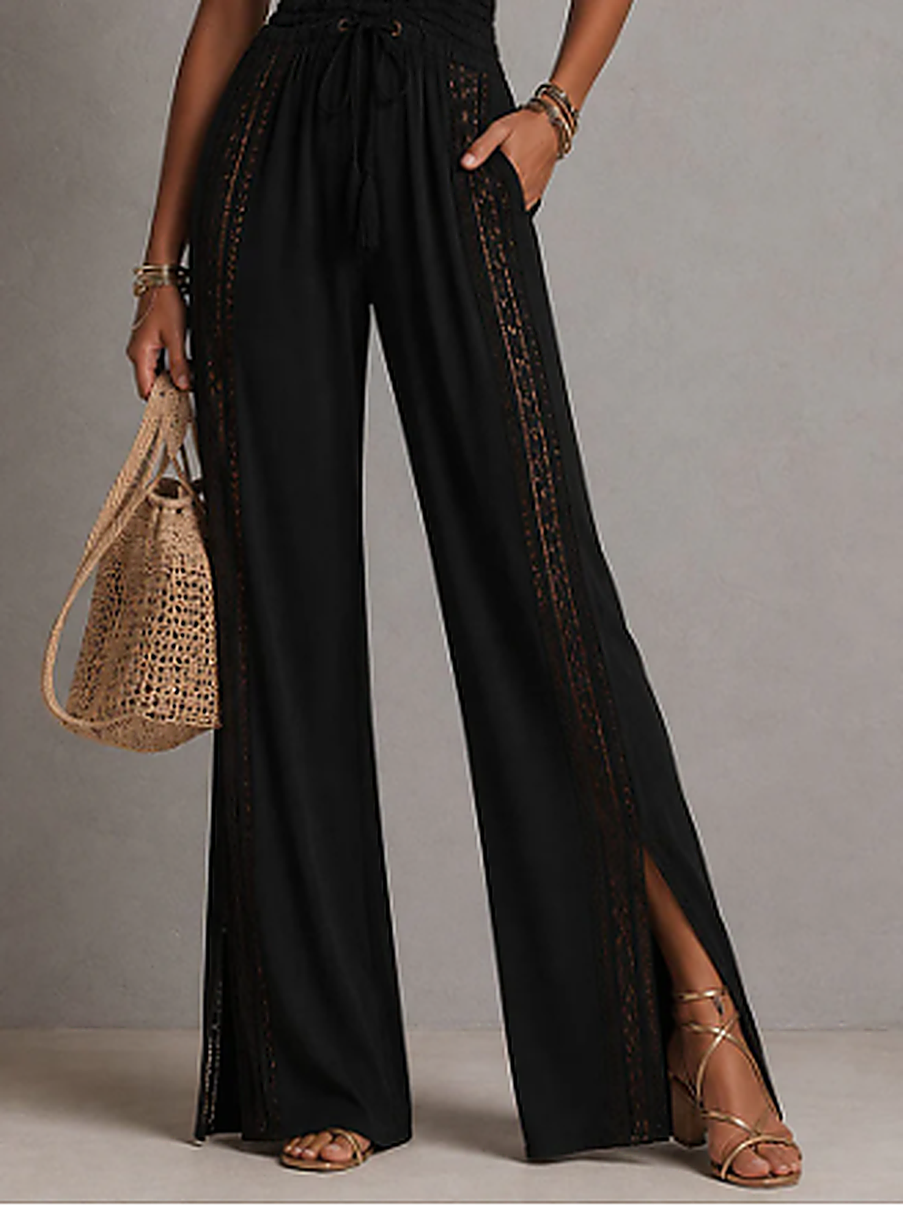 Minerva | Mono de una pieza estilo bohemio elegante con paneles de encaje negro, cintura fruncida y pernera ancha.