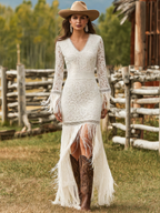 Oriane | Robe longue en dentelle à col en V, manches longues et franges