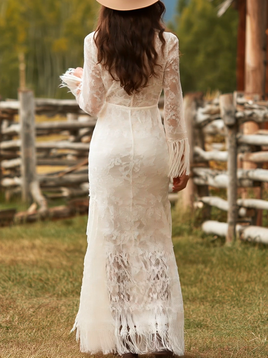 Oriane | Robe longue en dentelle à col en V, manches longues et franges