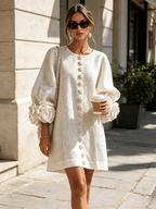 Paloma | Vestido texturizado de escote redondo y puños florales